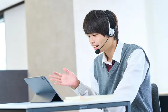 ヘッドセットを使って英語のスピーキング練習をしている男性