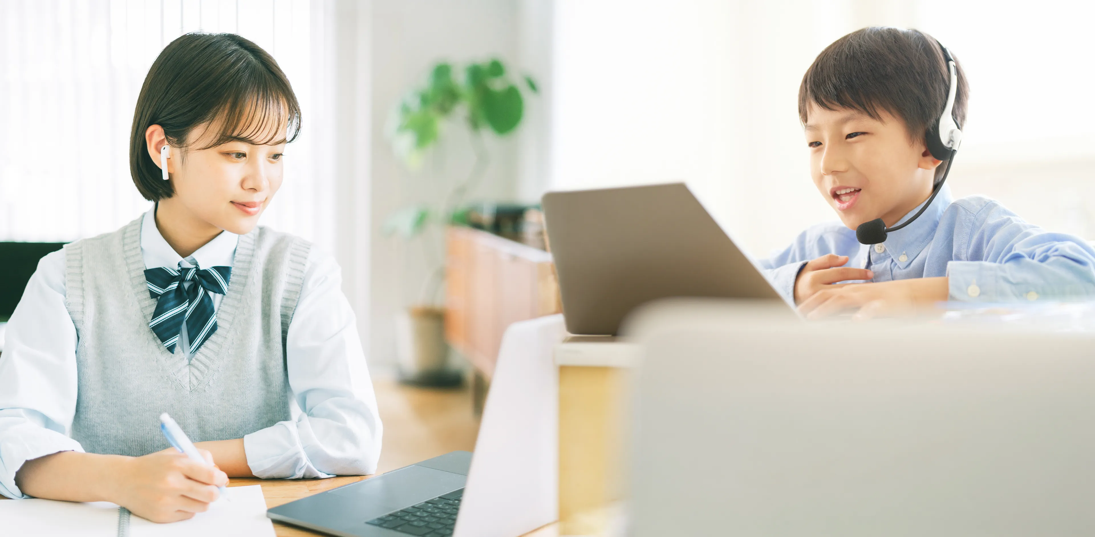 オンラインレッスンを受講している女子生徒と男の子