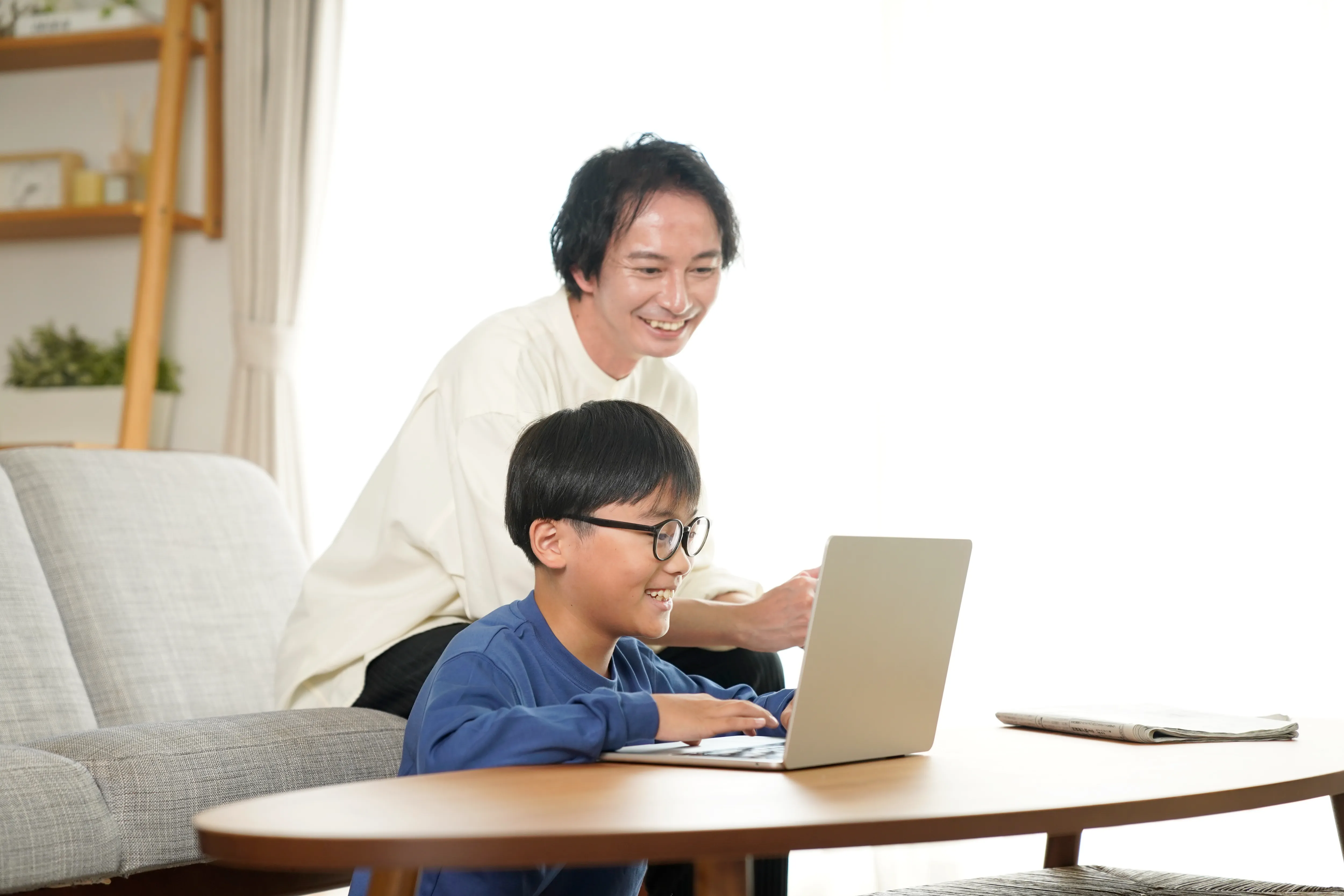 パソコンで添削結果を見て笑顔の男の子