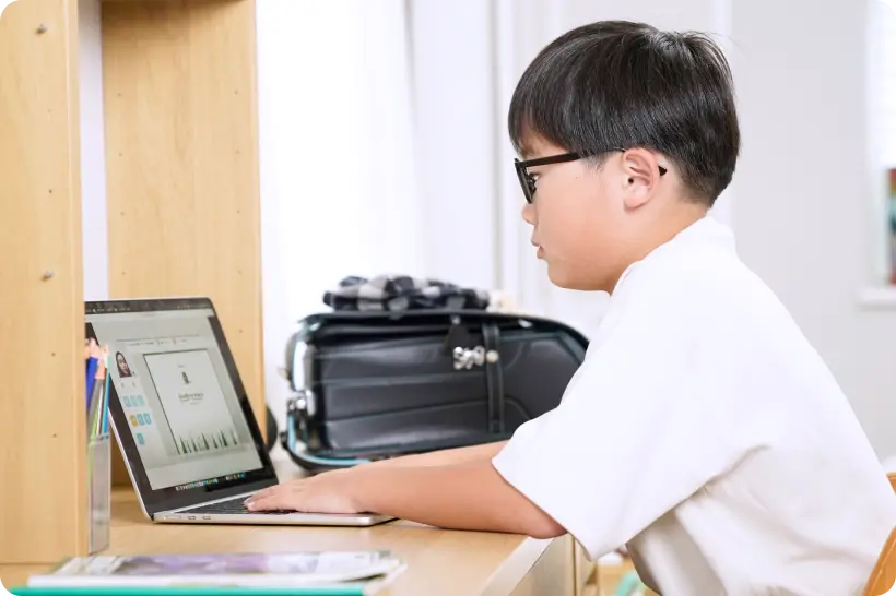 ノートブックを使って学ぶ子どもの写真