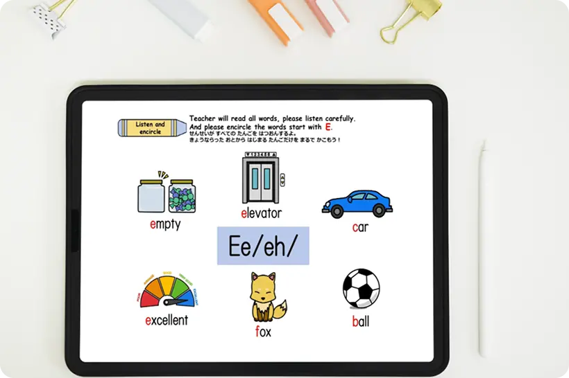 イラスト入りの英語教材が表示されたタブレットを使った学習の様子