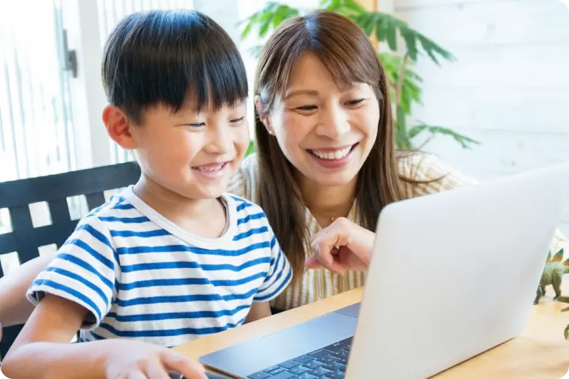 ノートブックを使って学ぶ子どもの写真