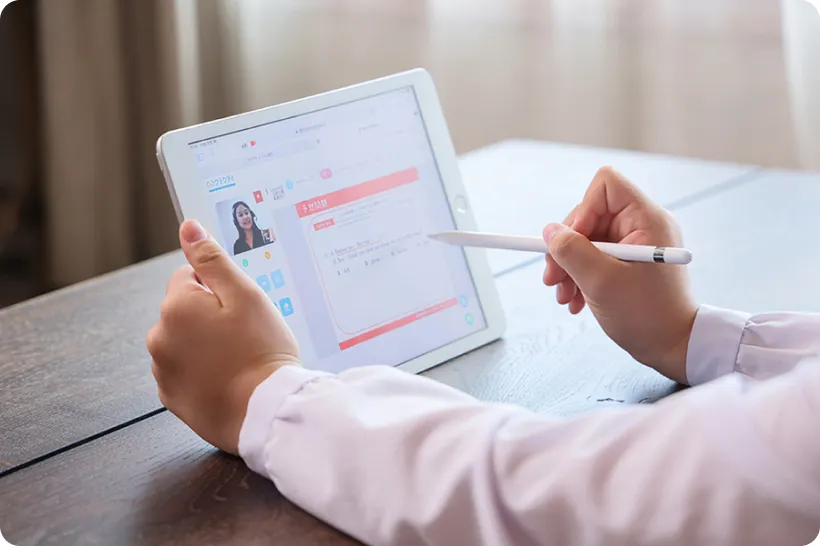 タブレットでオンライン学習サービスを操作する手元の様子