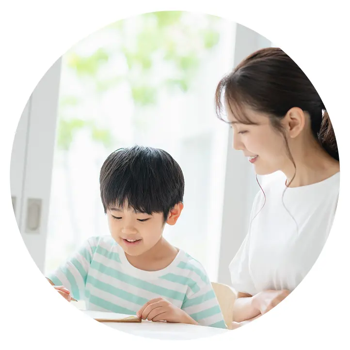 見守られながら楽しく学習に取り組む子どもの様子