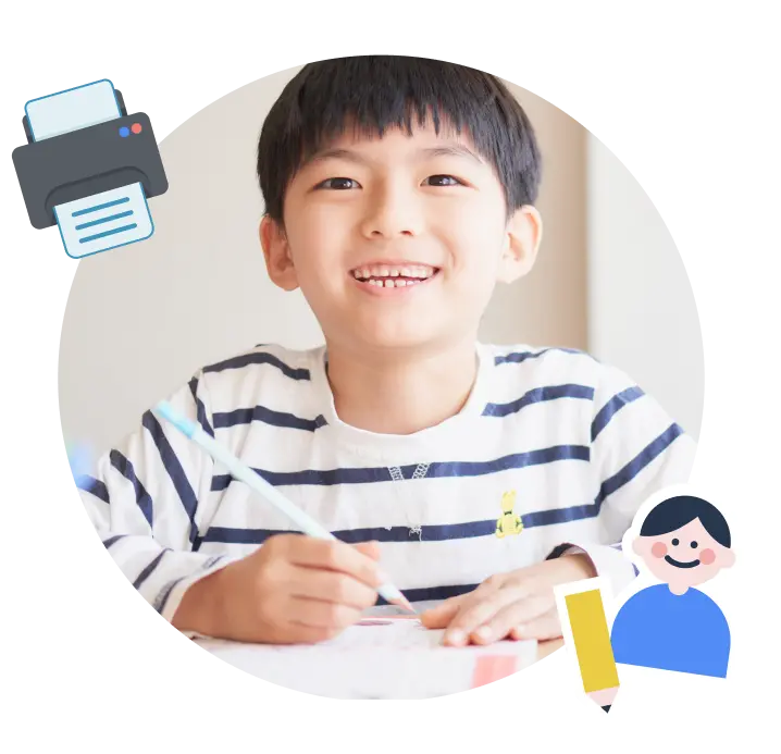プリント学習に取り組む笑顔の男の子