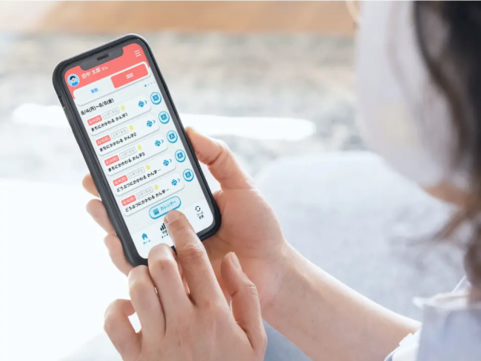 スマートフォンで学習プリントを選択している様子
