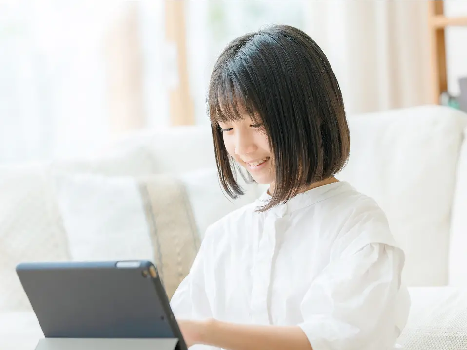 タブレットを操作しながら楽しく学習している子どもの様子