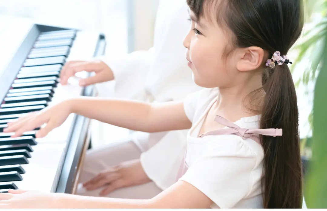 ピアノを楽しそうに弾く女の子の様子