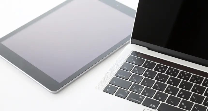 ノートパソコンとタブレットの画像