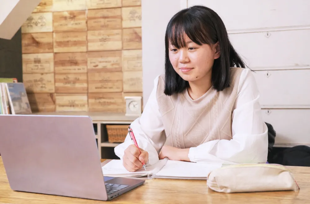 オンラインで英検対策レッスンを受ける子ども