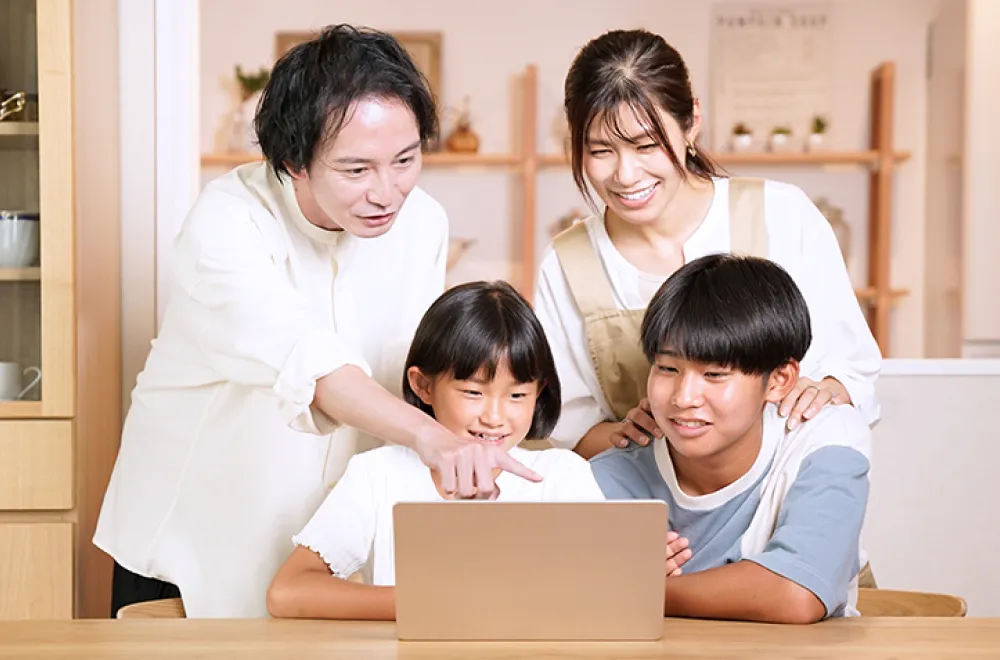 家族でパソコンを見ながら学習する様子