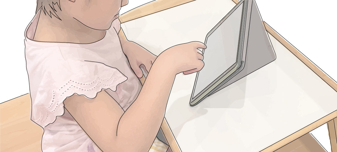 室内で楽しそうに両手でほっぺを押さえる女の子