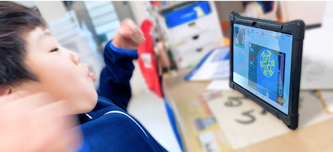 タブレットで英語のゲームを楽しむ男の子