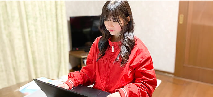 英語の勉強をしている女子中学生